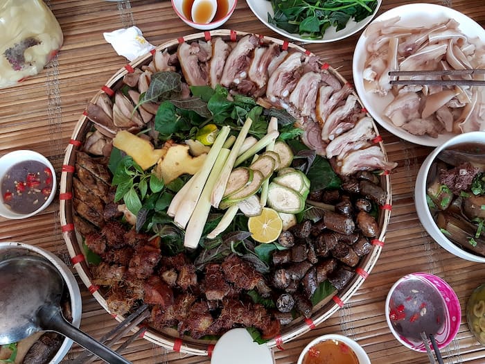 Mơ thấy ăn thịt chó nên đánh con gì? Giải mã giấc mơ ăn thịt chó