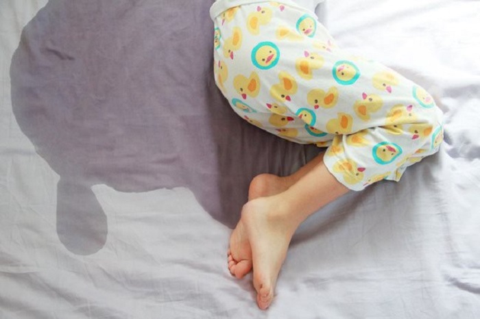 Mơ thấy đái dầm trước mặt nhiều người
