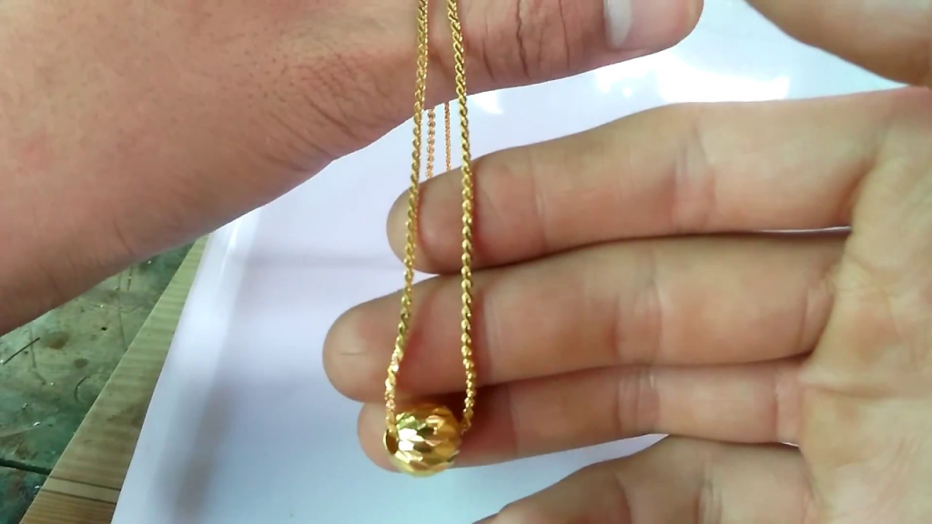 Mơ người khác đang đeo dây chuyền vàng cho mình